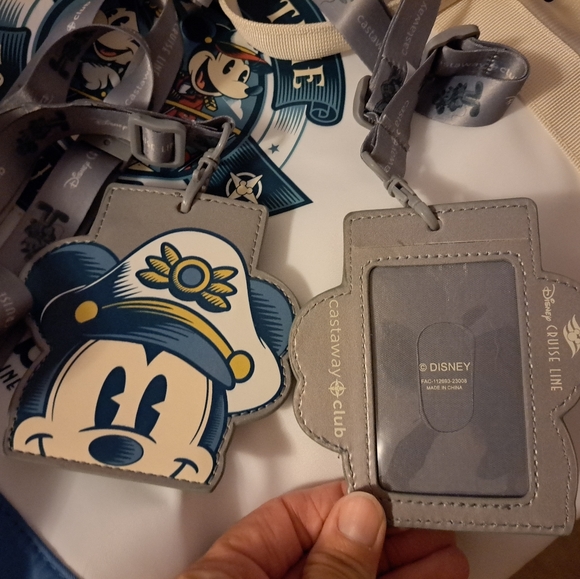 NWT Disney Cruise Lines Disney Castaway club tote Bag & 1 lanyard - Picture 4 of 5